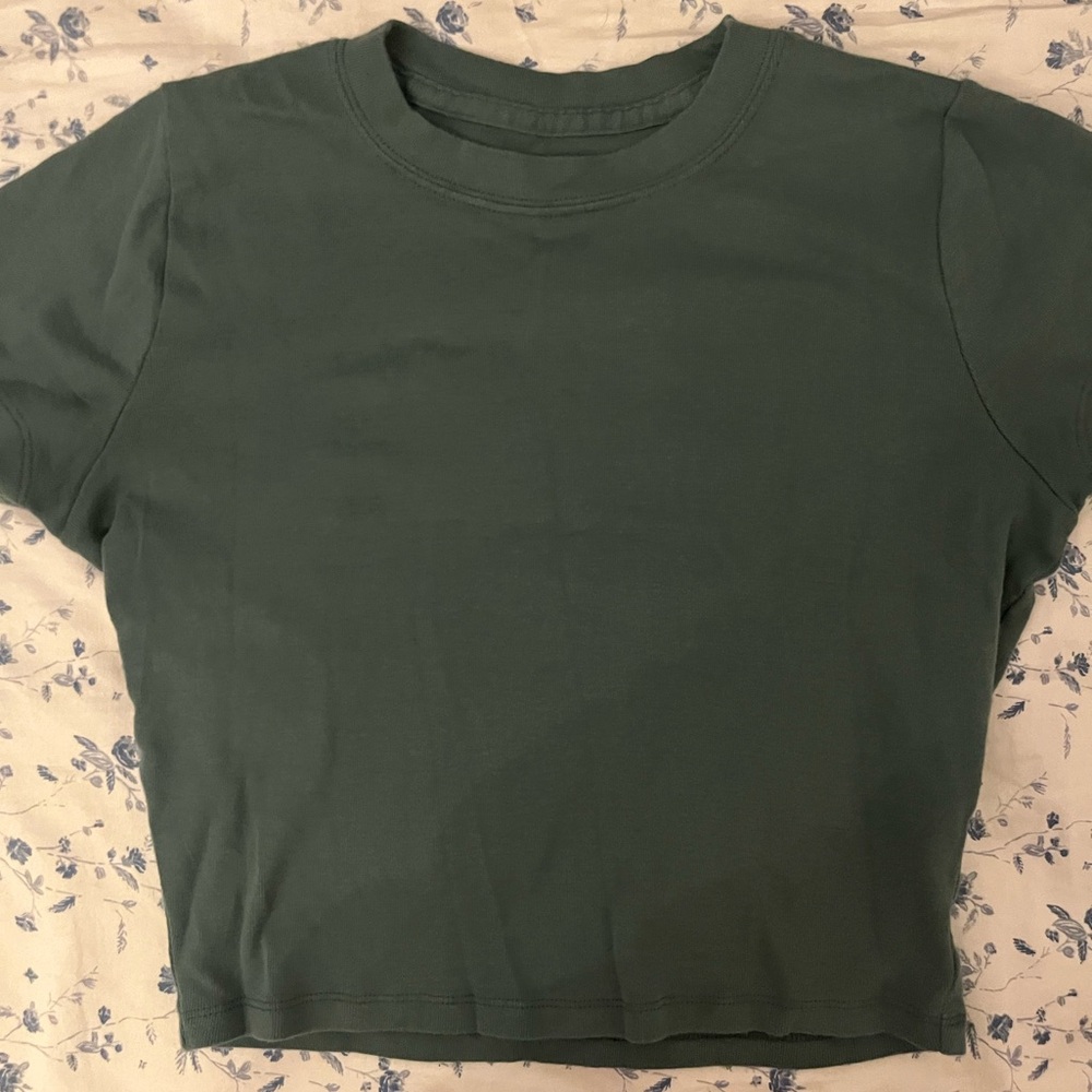 hollister cropped tee